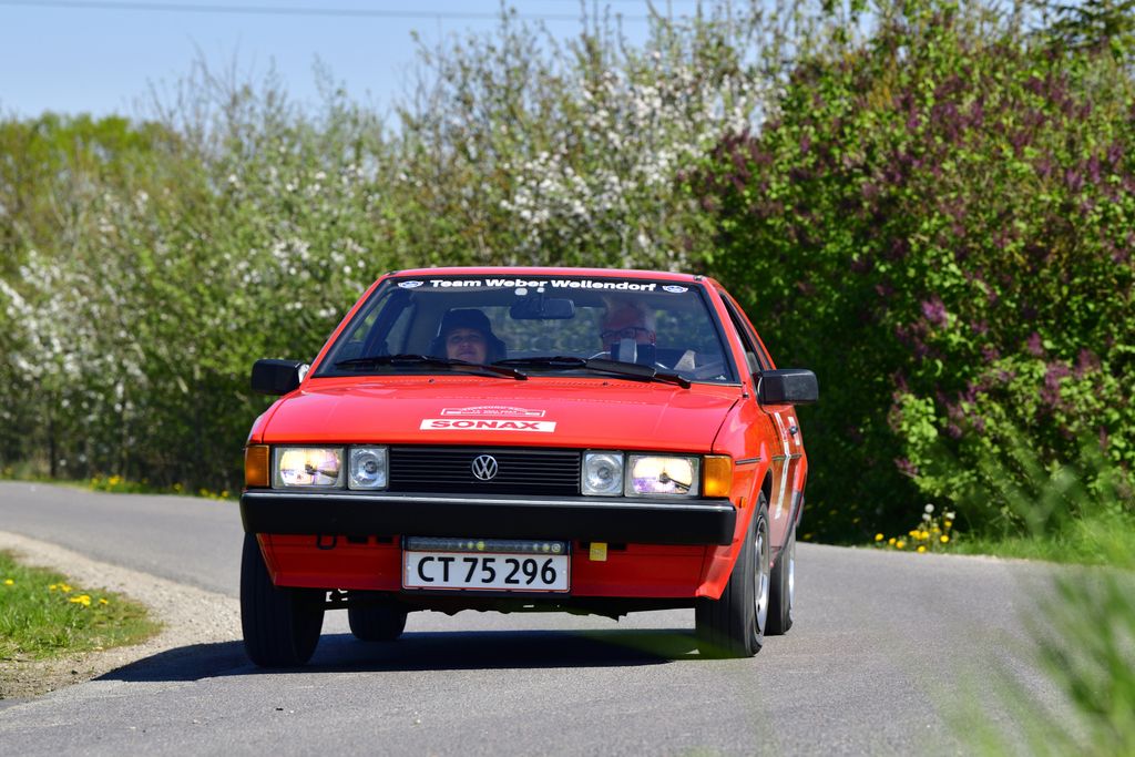 I dag blandt landets bedste, selv om de kun kører i næstbedste division: Far og datter, Torben Weber Andersen og Emilie Weber Wellendorf, fik en tredjeplads i Oresund Rally med deres Volkswagen Scirocco GTL fra 1985
(Foto: Michael Eisenberg, Intercom)